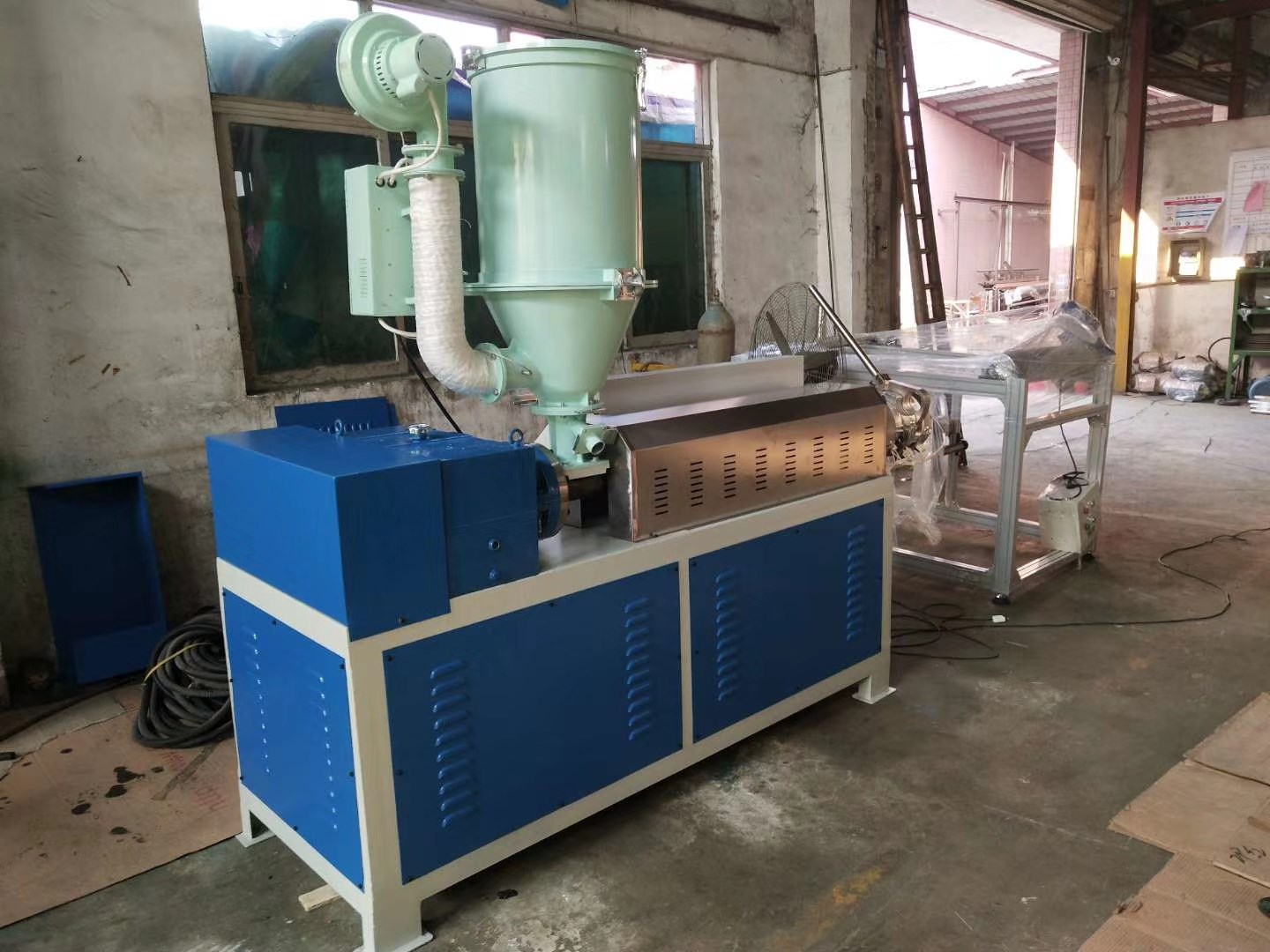 Hongyexing Machinerys HYRP-65 melt blown machine has been shipped!(圖1)